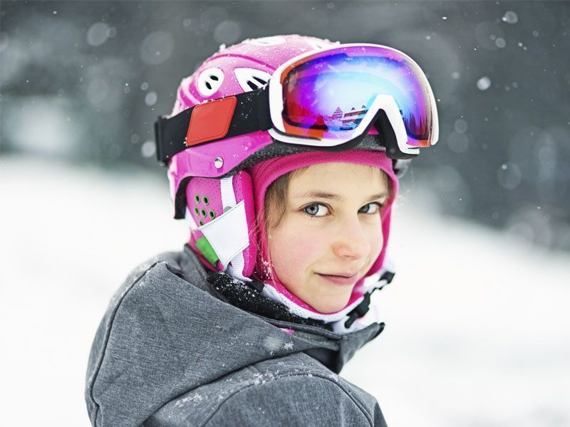 Bambina che va a sciare ad Alleghe