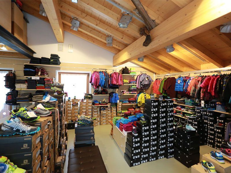 Arrangement of clothing in the C.Elle sport shop in alleghe