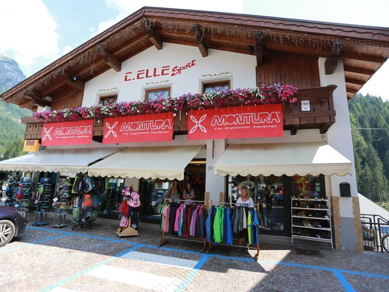Exterior of the C.Elle sport shop in Alleghe