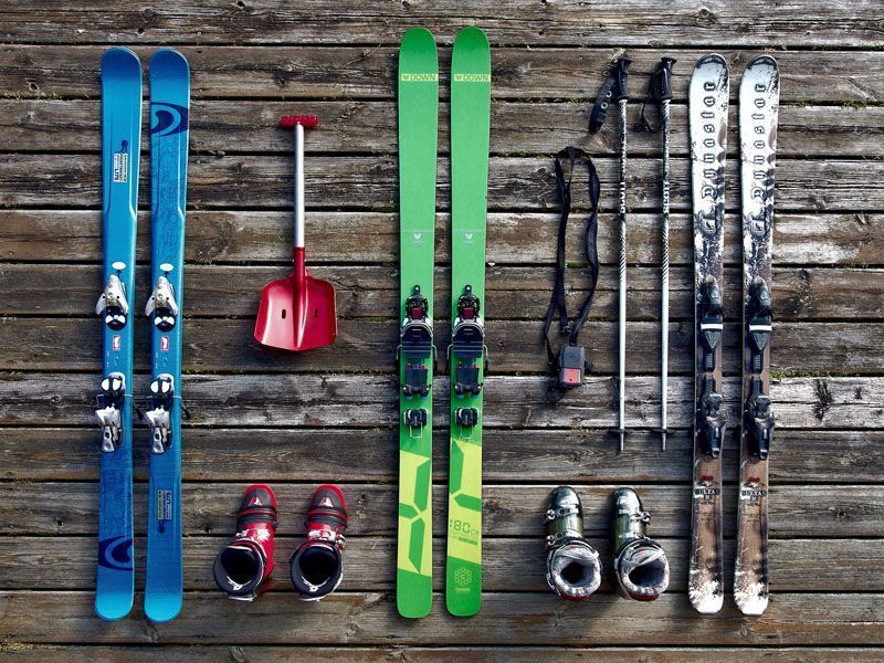 Arrangement of skis on wooden boards