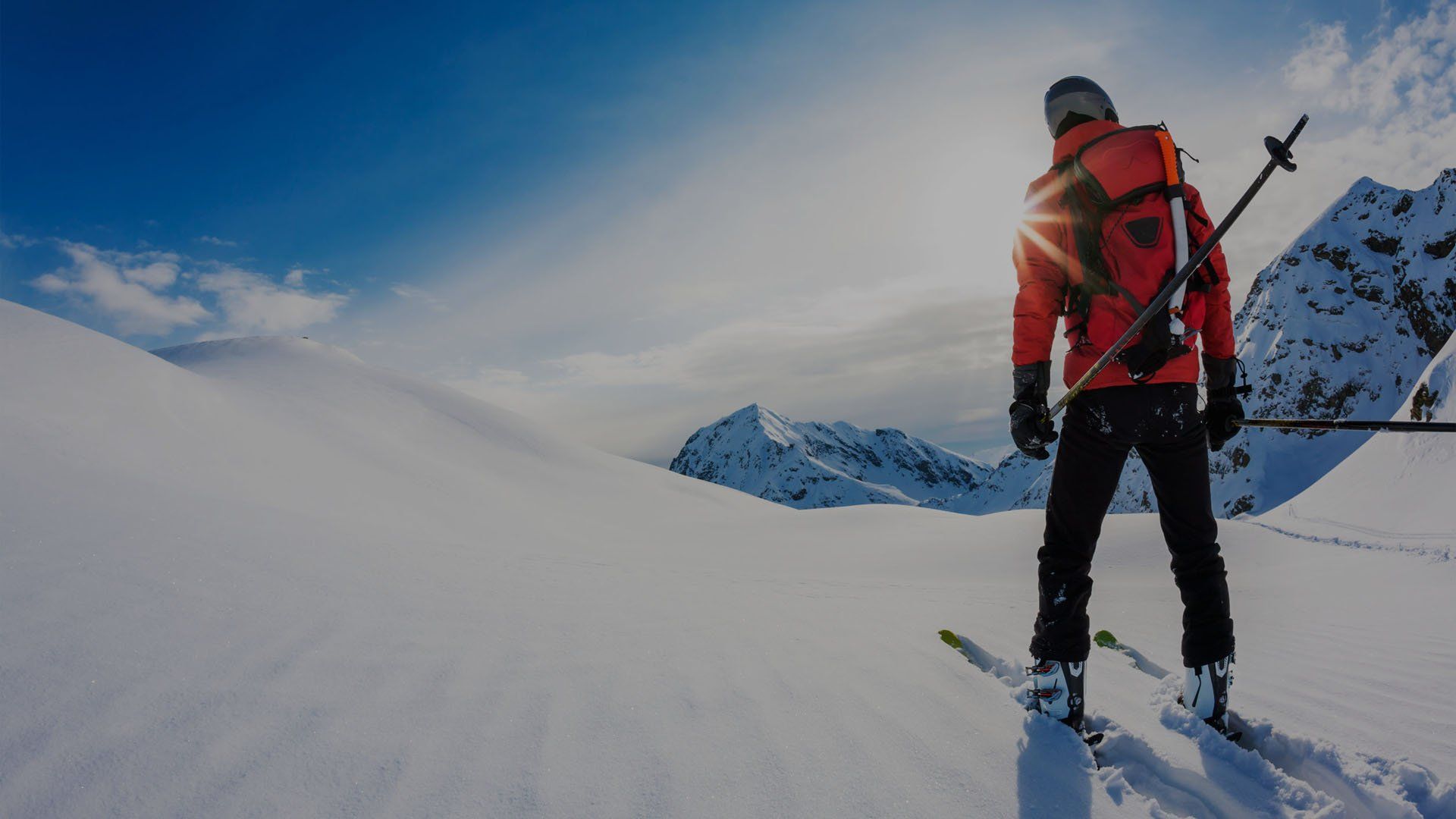 Sciatore in montagna effettua una curva ad alta velocità sci pista da sci ad Alleghe